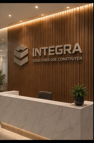 Logo en alto relieve para Integra sobre pared listonada de madera.