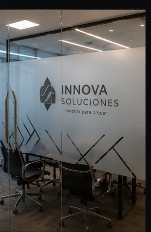 Vinil decorativo corporativo para sala de reuniones Innova Soluciones.